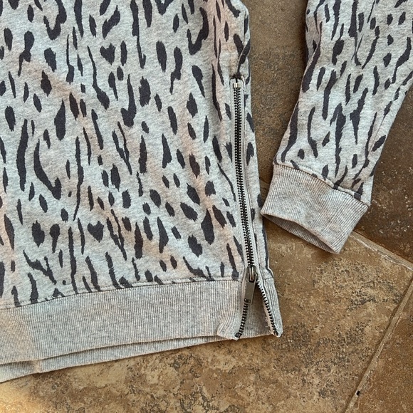 Rails Marlo Gray Abstract Cheetah Pullover
Sweater Small - Picture 3 of 8